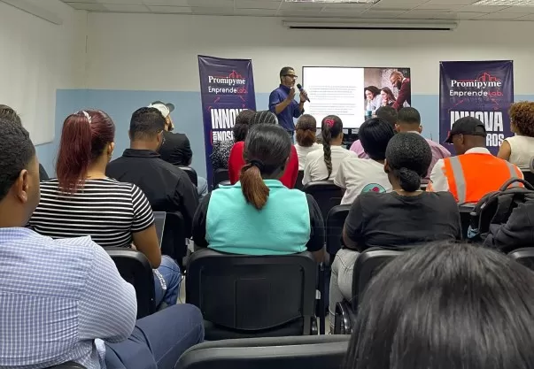 AREVALO PRSENTANDO PROYECTO EMPRENDELAB