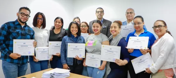 Colaboradores Recibiendo Certificado