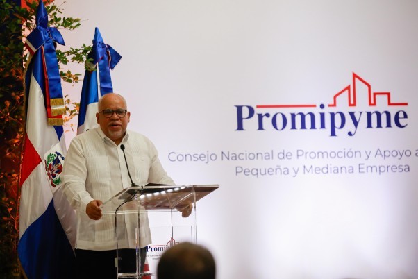 Director En Santiago Entrega Credito A Microempresarios